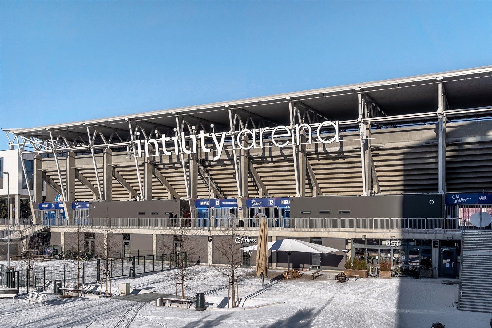 Område - Vålerenga idrettsforening har sin storstue Intility Arena på Valle Hovin. I forbindelse med utbyggingen av stadion og området på Valle Hovin åpnet FitnessXpress, barnehage og to restauranter. Her finner du også en Rema 1000 med søndagsåpent Galleribilde