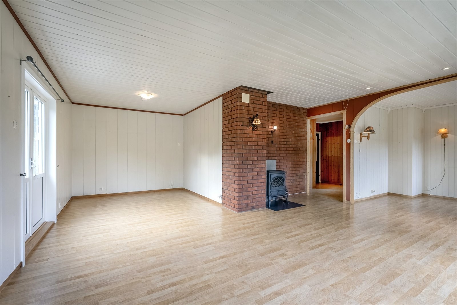 Stua er også utstyrt med peisovn Galleribilde