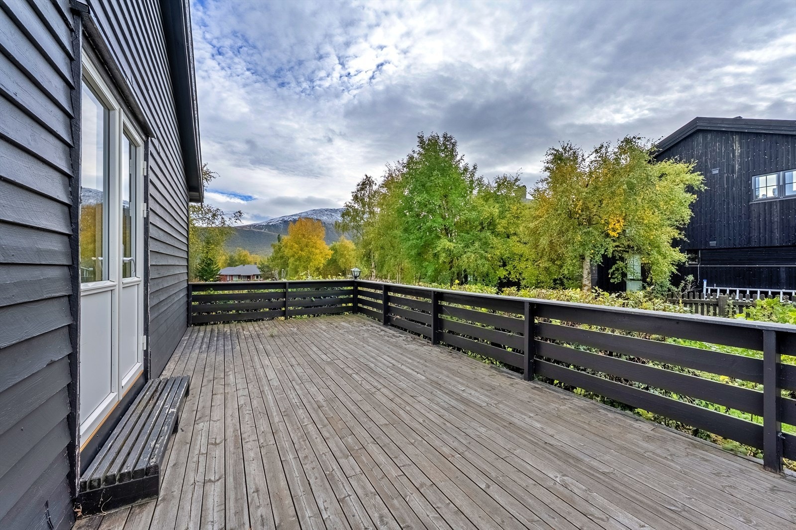 Stor sørvestvendt terrasse med nedgang til hagen Galleribilde