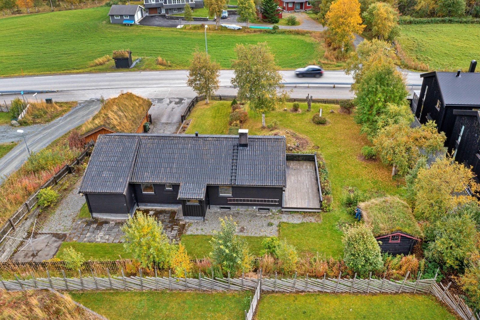 Eiendommens bebyggelse består av enebolig samt frittstående garasje og stabbur Galleribilde