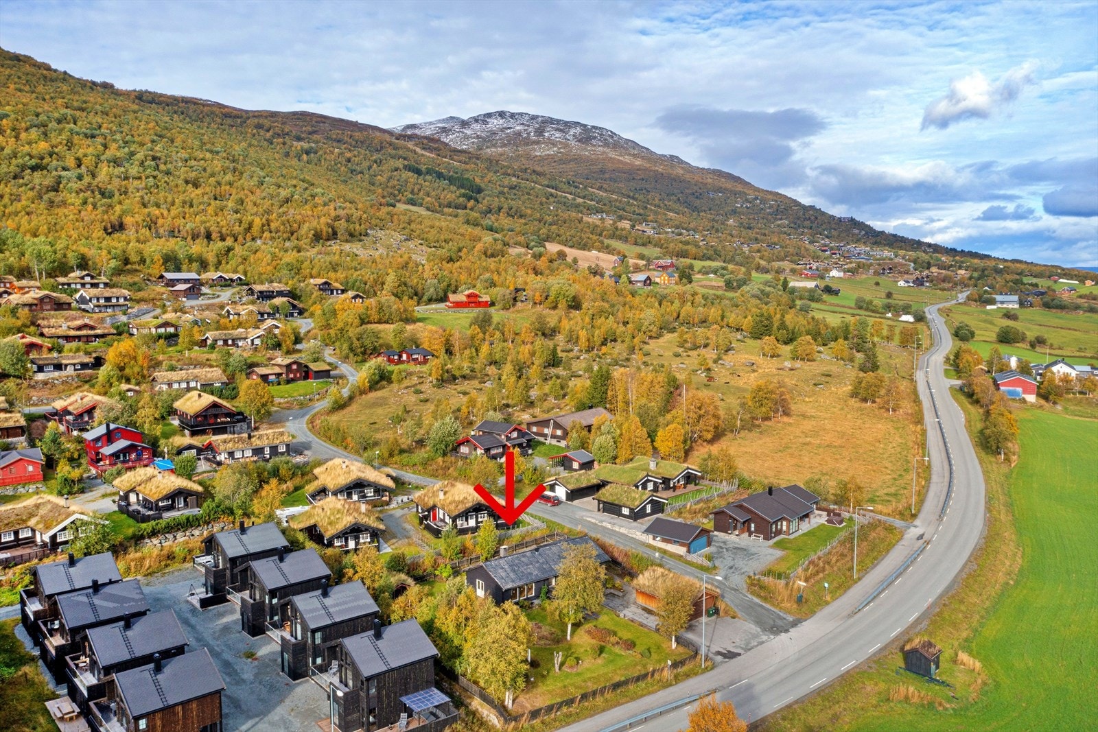 Eiendommen ligger like nord for Sletvold i utkanten av Oppdal sentrum Galleribilde