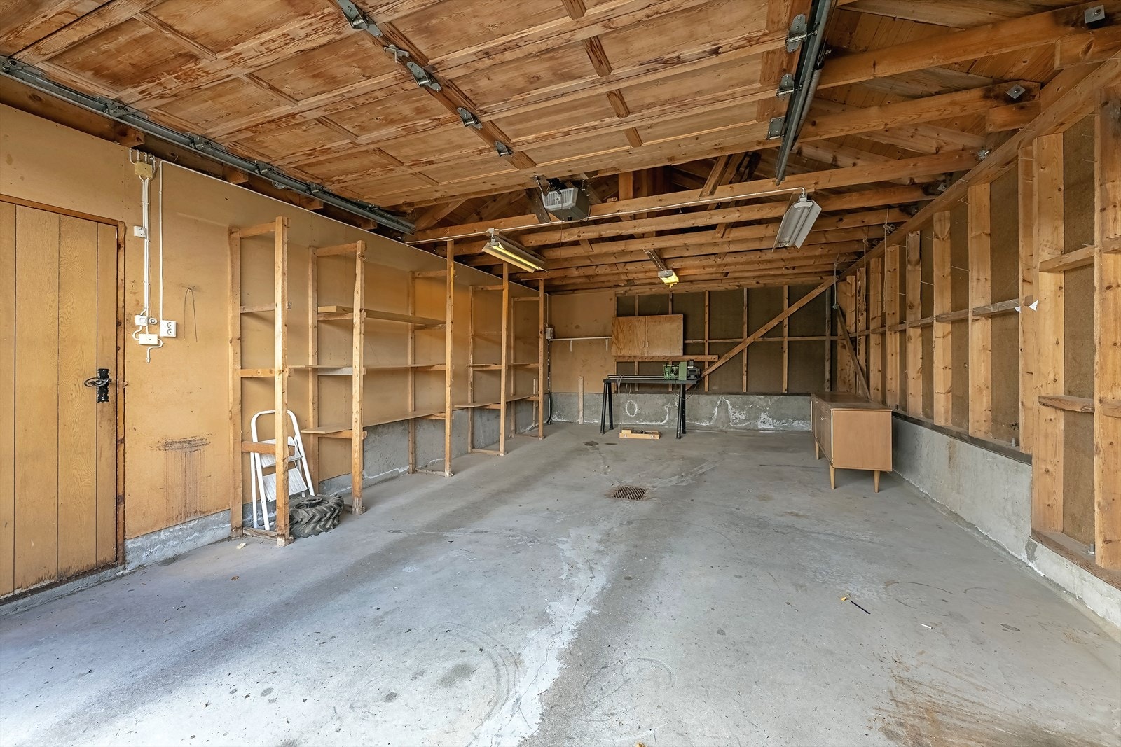 Frittstående garasje på ca. 37 m² utstyrt med motorisert leddport Galleribilde