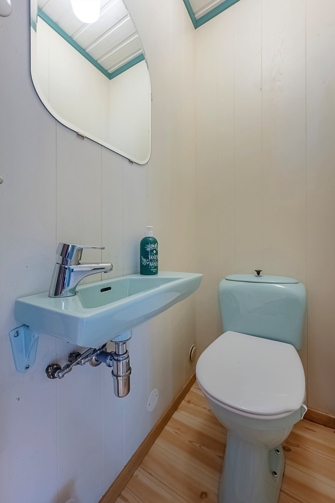 Separat toalettrom vegg i vegg med badet Galleribilde