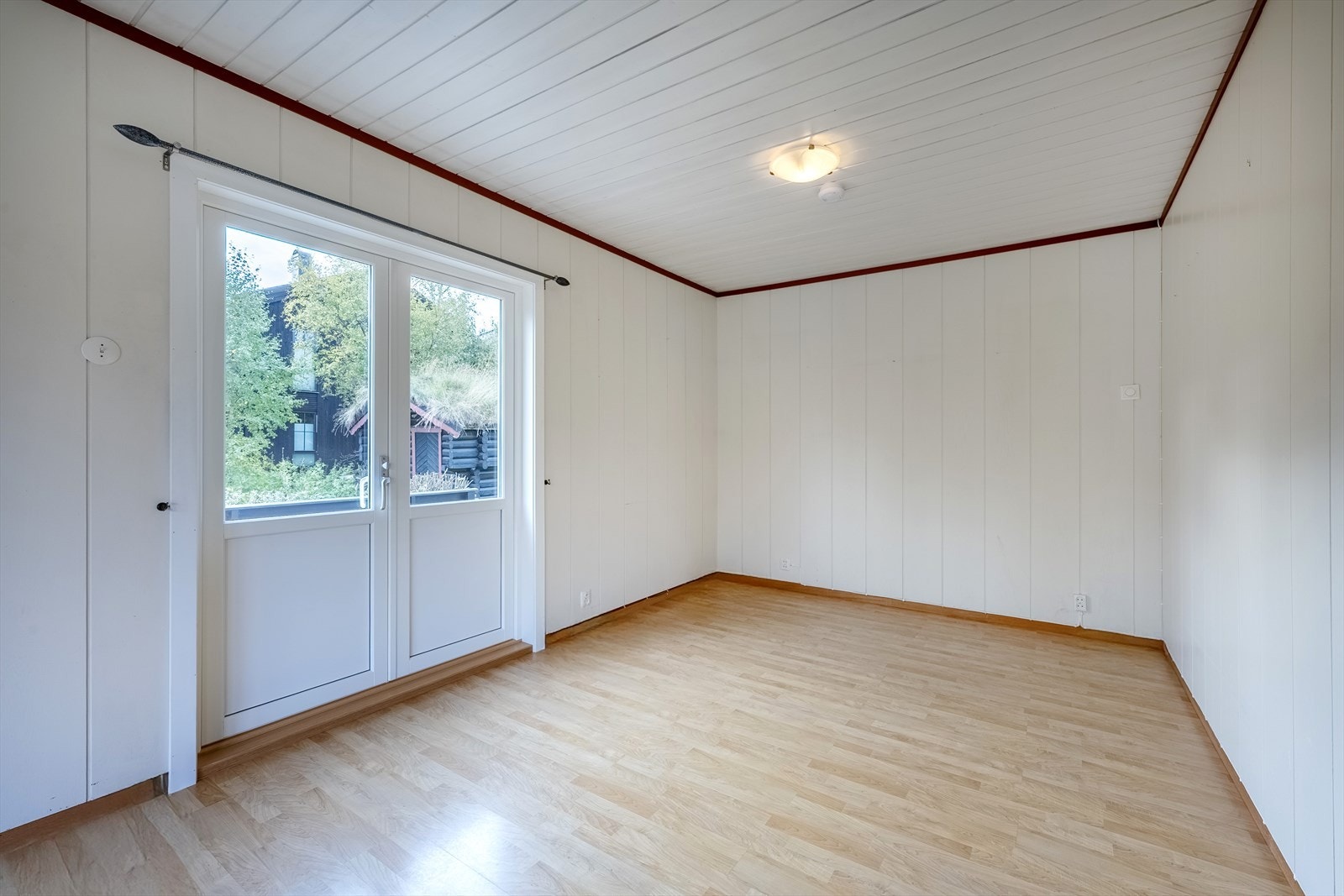 Spisestuedel med utgang til veranda via tofløyet terrassedør fra 2023 Galleribilde