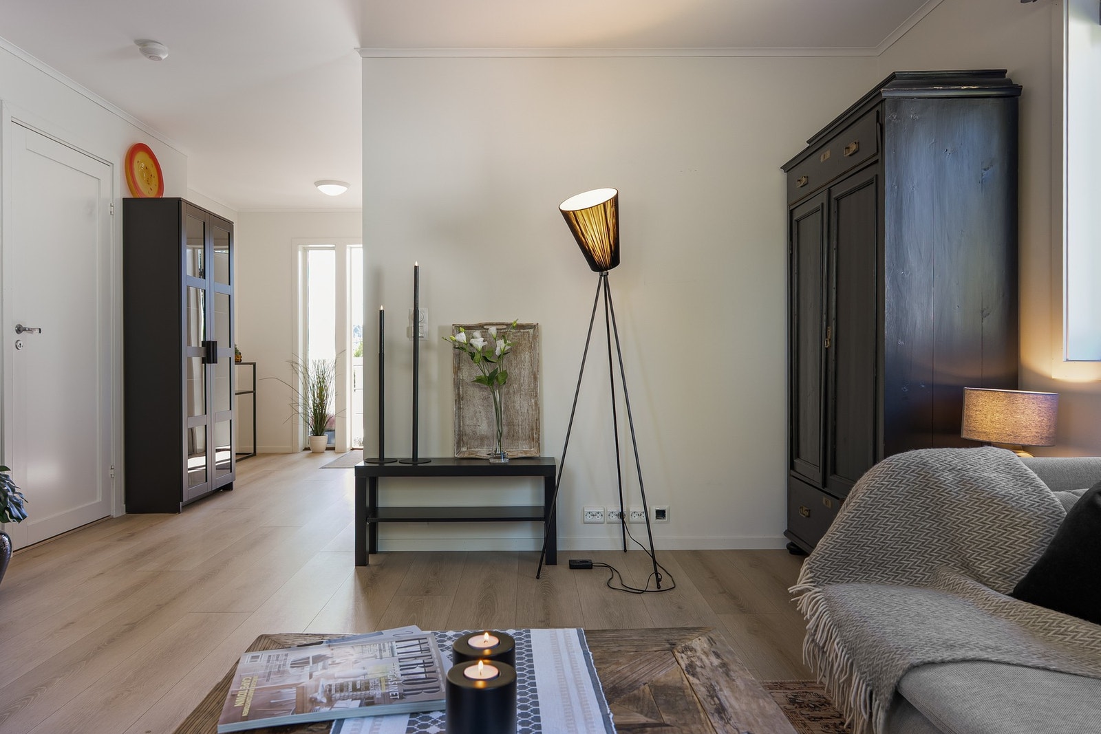 Material- og fargevalgene i boligen er gjennomgående lyse, med teksturer og overflater som gir et rent og innbydende preg. Galleribilde