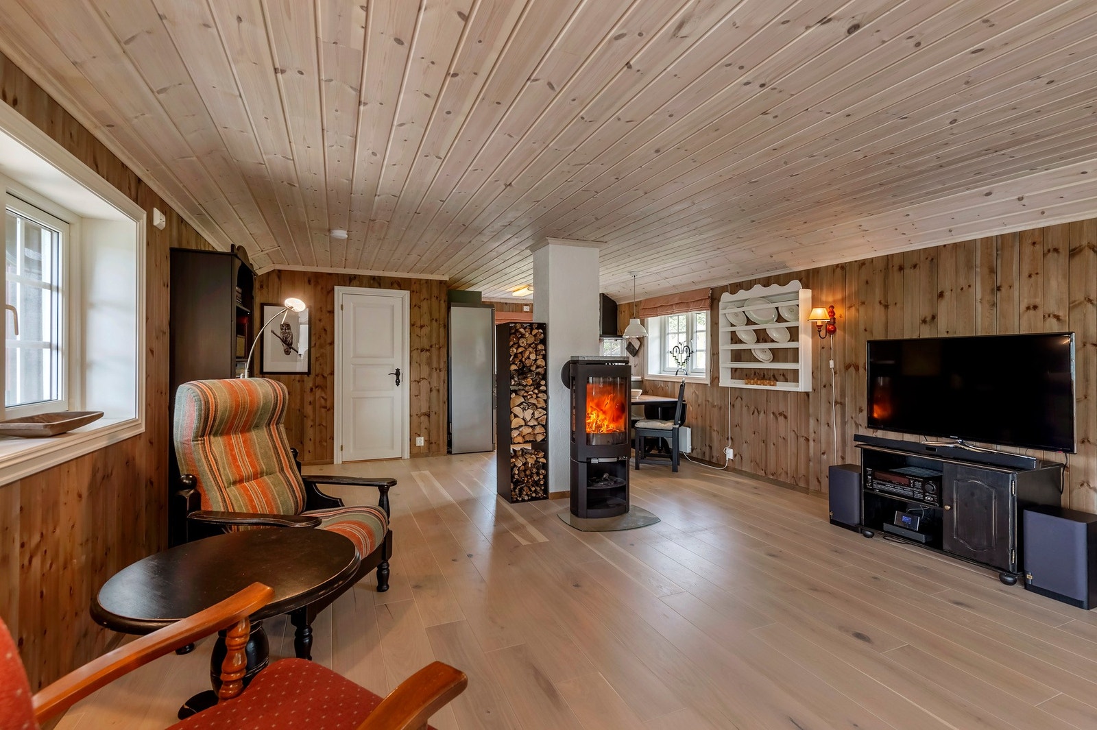 I stuen er det innredet en moderne peisovn fra 2006 som bidrar til en lun og stemningsfull atmosfære. Galleribilde