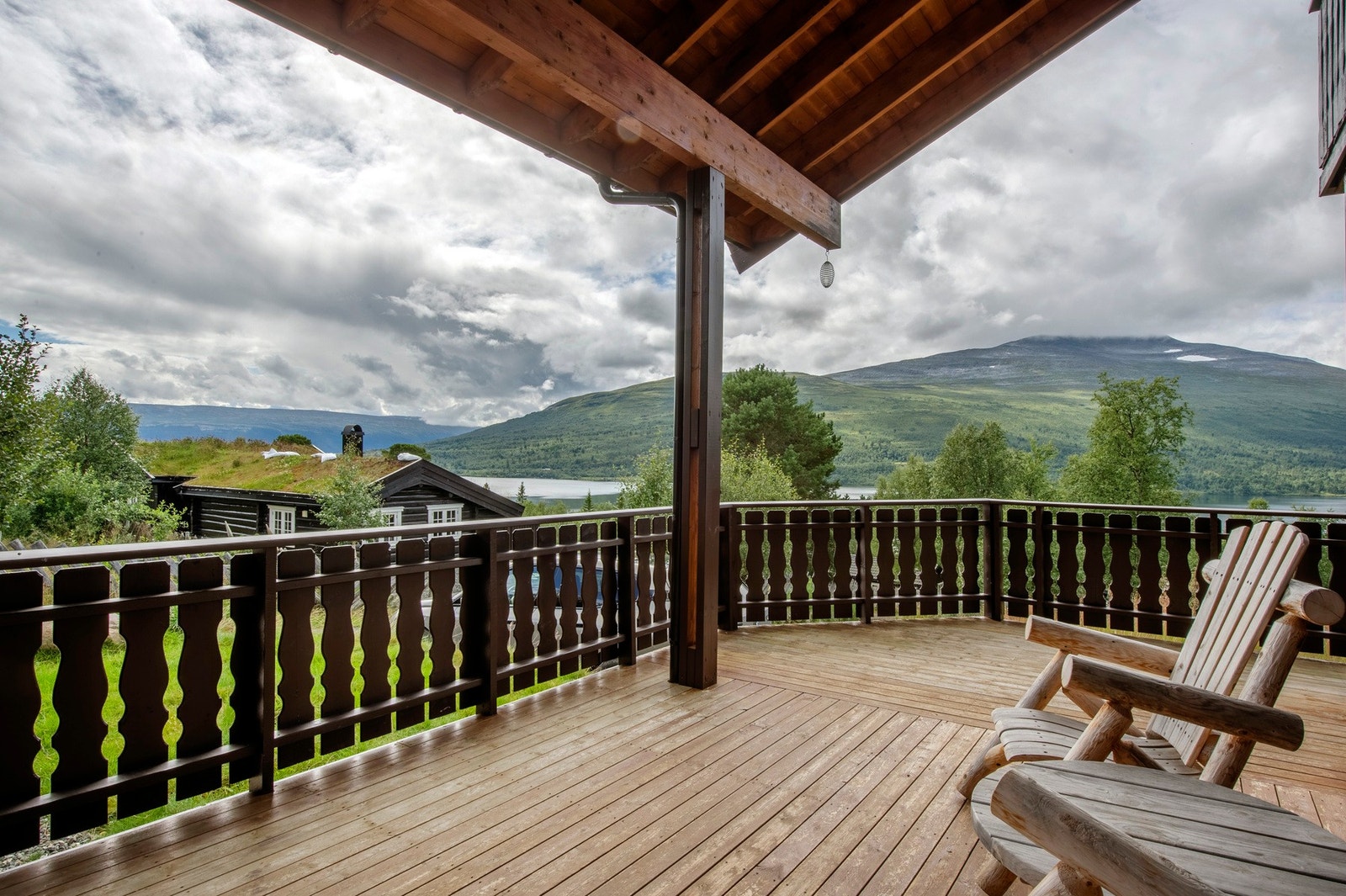 Terrassen strekker seg rundt store deler av eiendommen. Dette byr på gode solforhold. Galleribilde