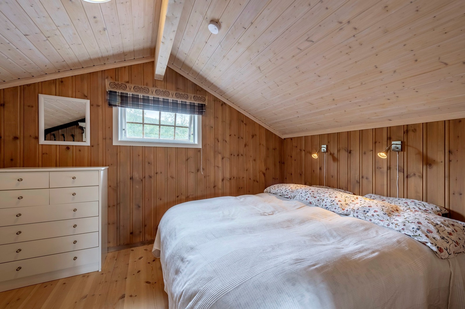 Her også er det god plass til både dobbeltseng og møblement som garderobe. Galleribilde