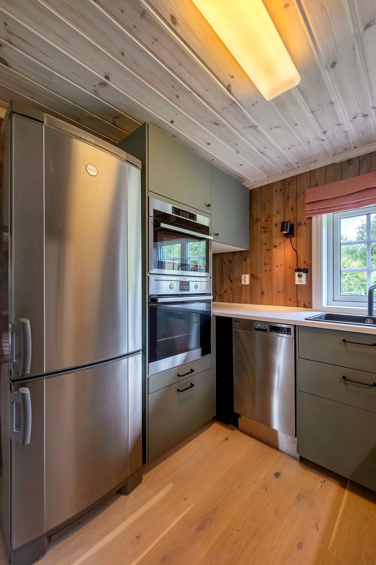 Her finner man hvitevarer som: kjøl- og fryseskap, micro, stekeovn, oppvaskmaskin og integrert stekeplate. Galleribilde