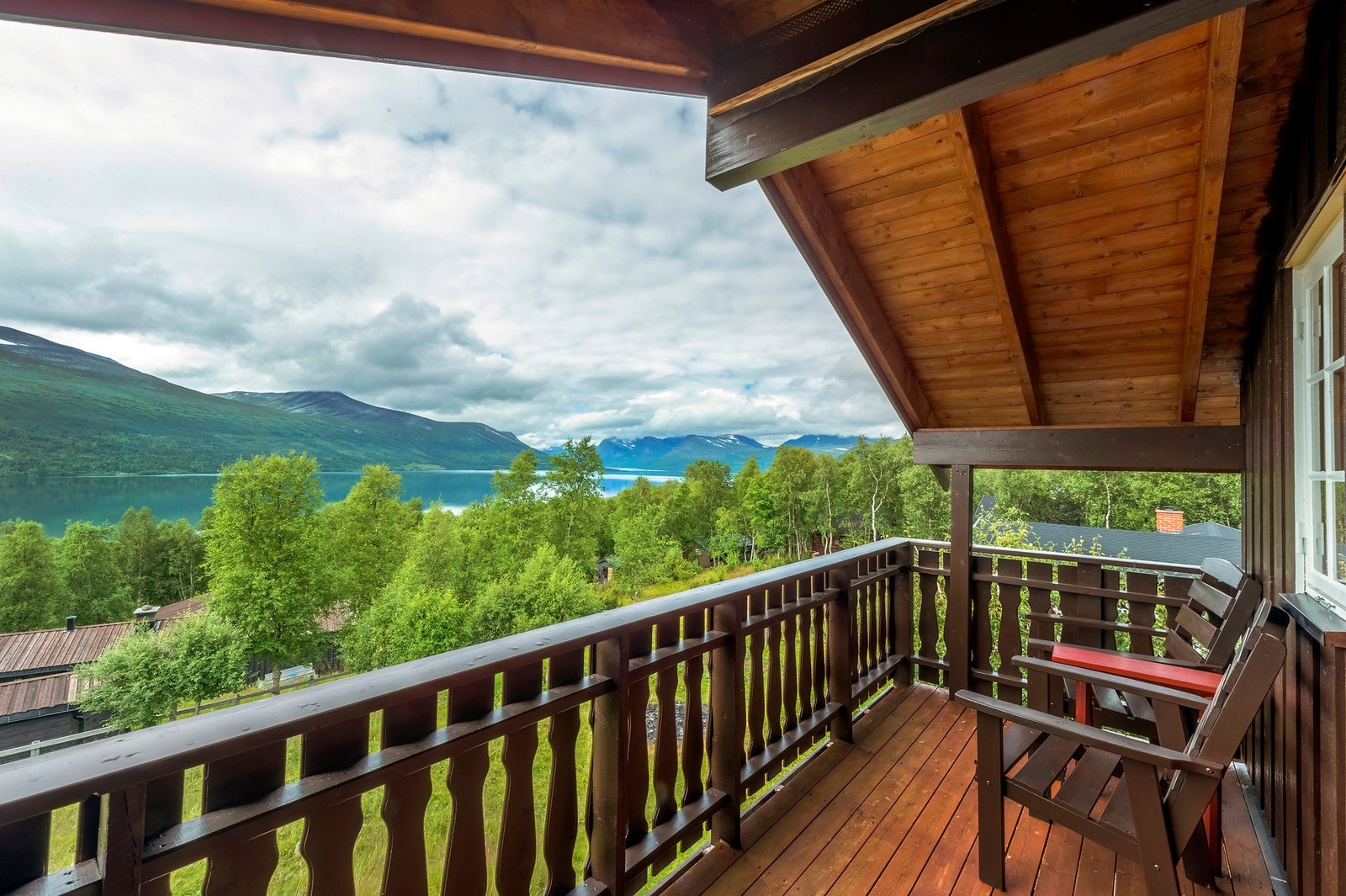 Fra loftstuen har man direkte utgang til hverandaen. Her har man en lekker utsikt utover dalen. Galleribilde