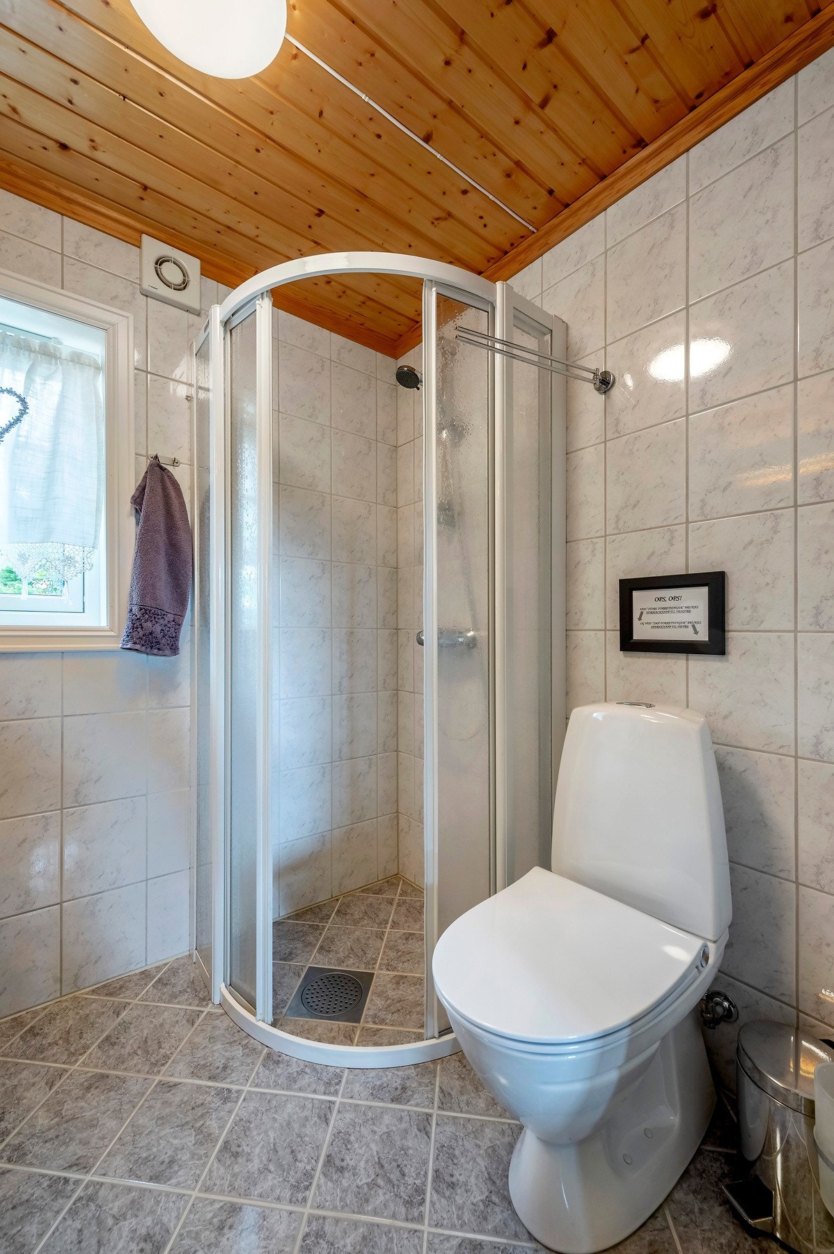 Her også er det flislagt gulv med varme. Galleribilde