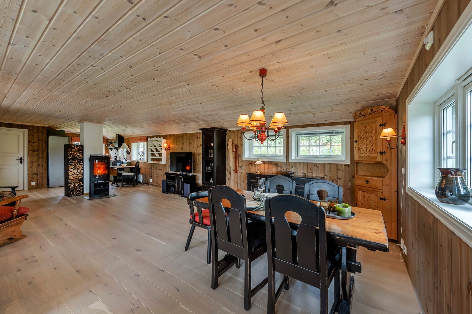 Åpen og lufitg stue/kjøkkenløsning på hele 47 kvadratmeter. Galleribilde