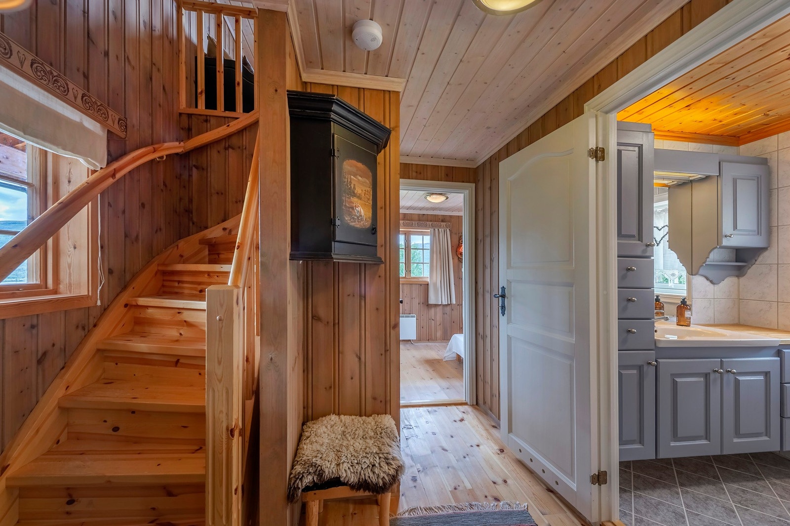 Videre i etasjen finner du baderommet. Galleribilde