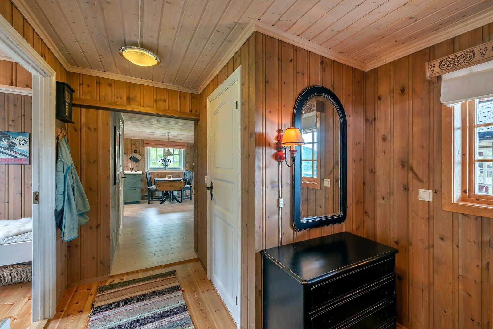 Det er totalt 3 soverom i boligen, hvor 2 av disse finner du i 1.etasjen. Galleribilde