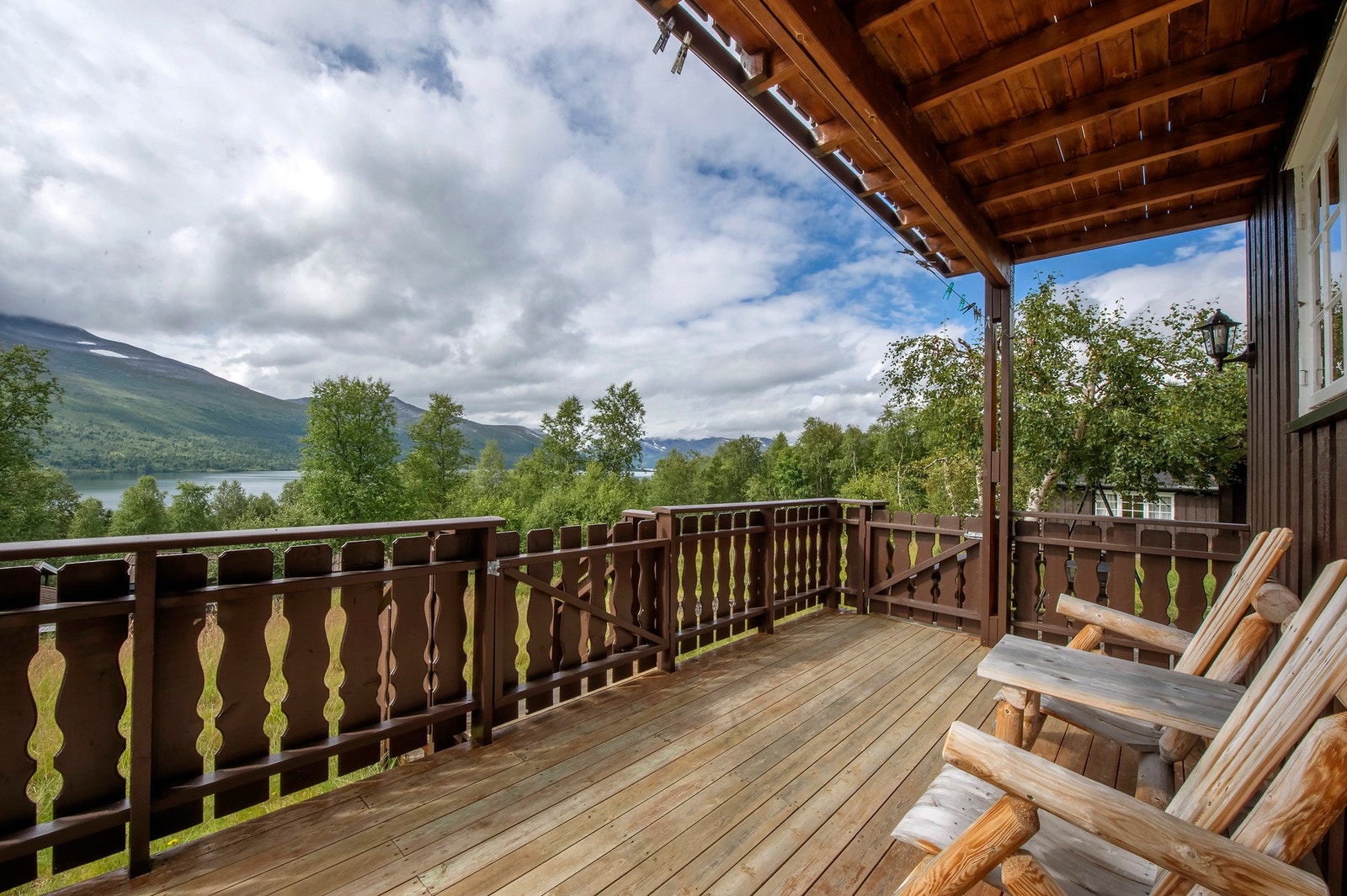 Hytta har flere flotte uteområder med fantastisk utsikt mot fjellheimen og Gjevillvatnet. Galleribilde