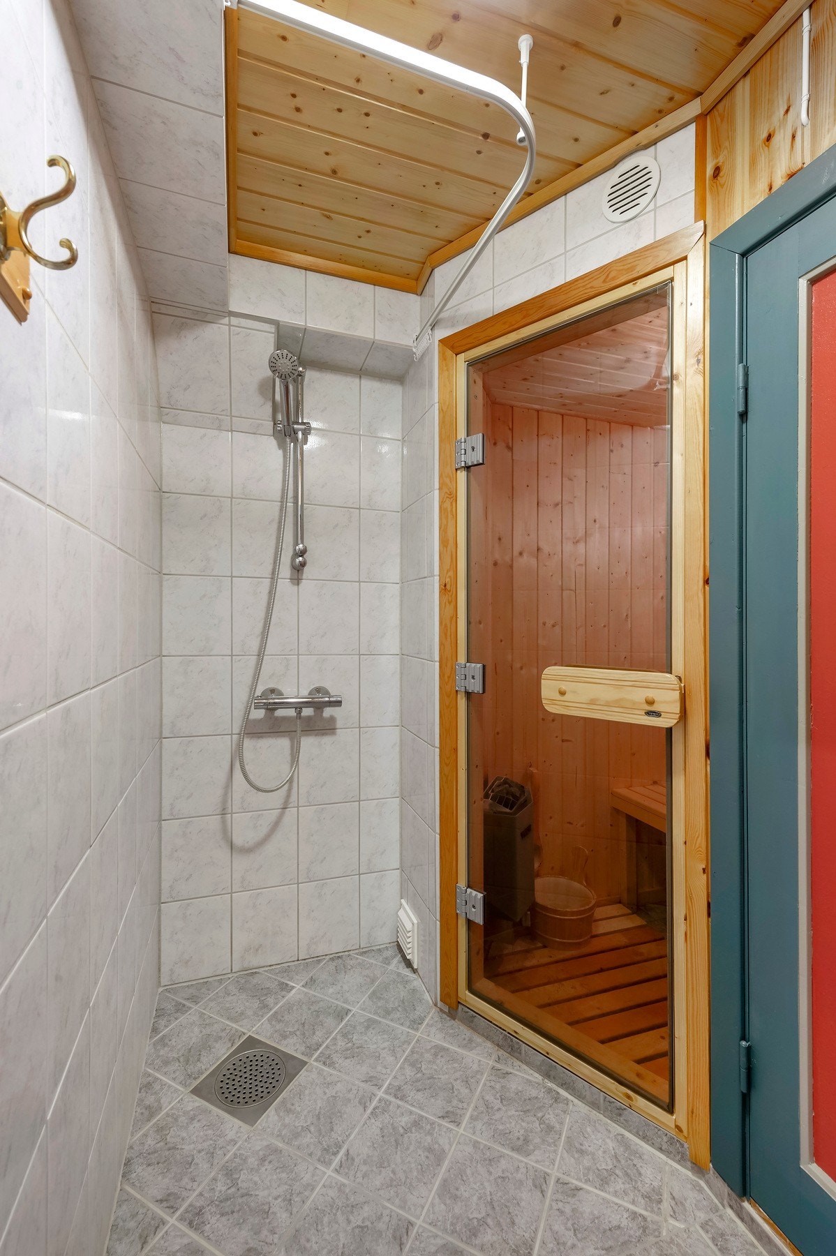 Her også er det flislagt gulv med varme. Galleribilde