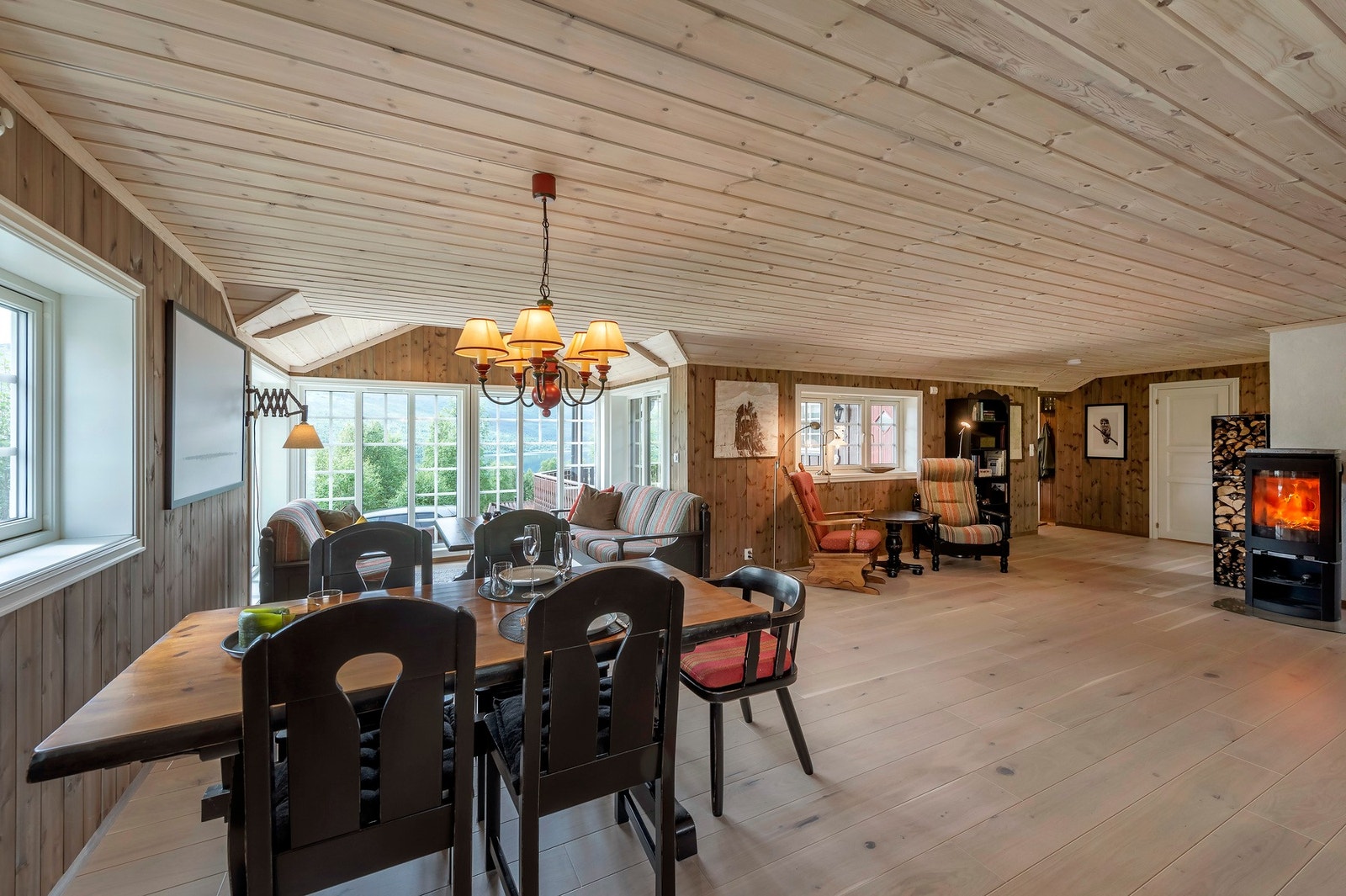 Hytta har en praktisk og luftig planløsning med bla. en romslig og åpen stue/kjøkkenløsning. Galleribilde