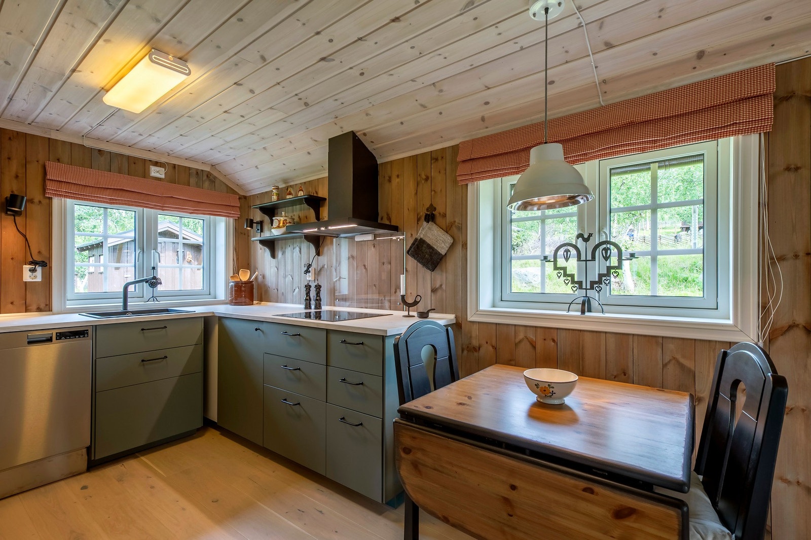 Det er god plass til spiseseksjon både ved kjøkkenet og lengre inn i rommet. Galleribilde