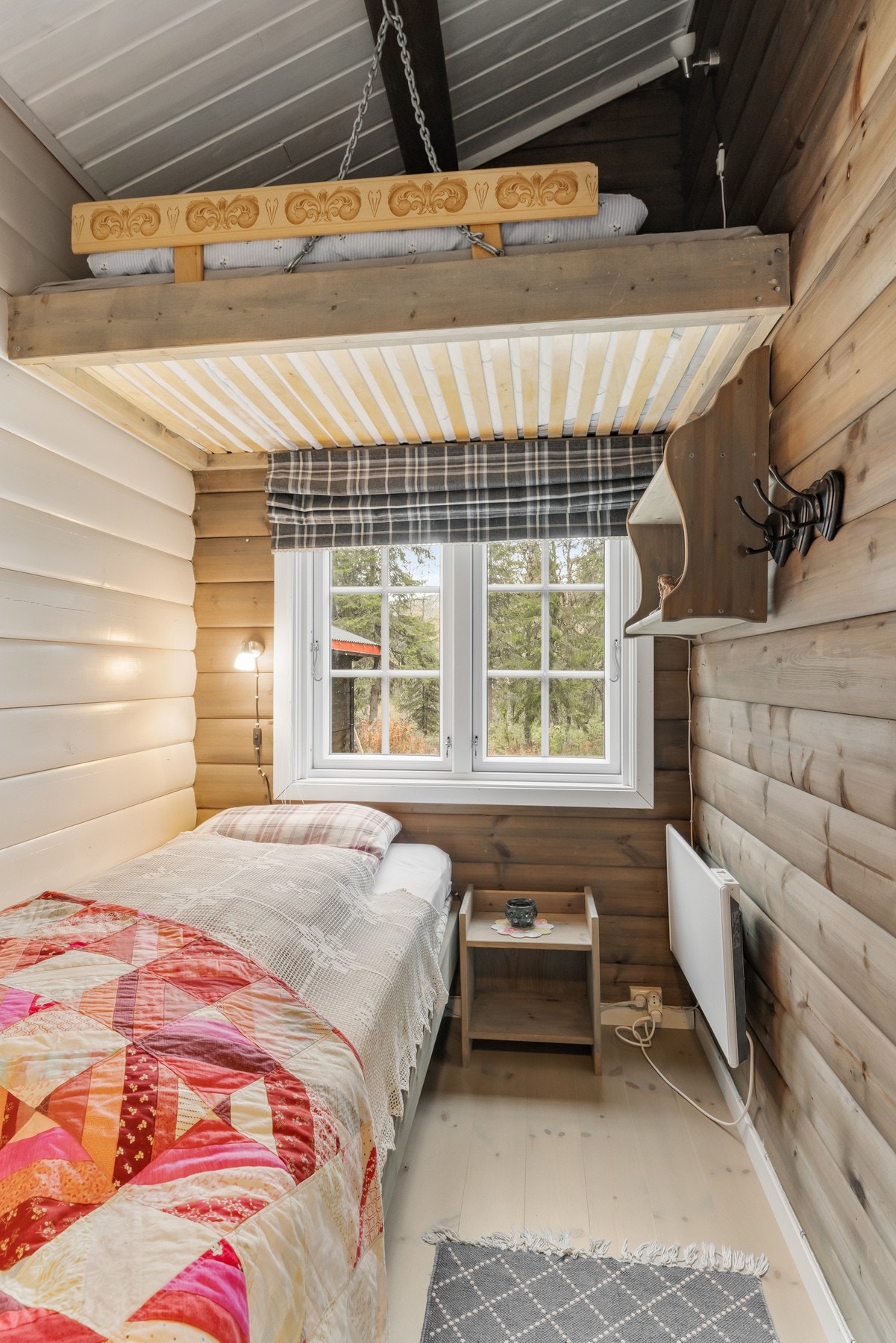 Det er to soverom inne i hytta, og to soverom i annekset Galleribilde