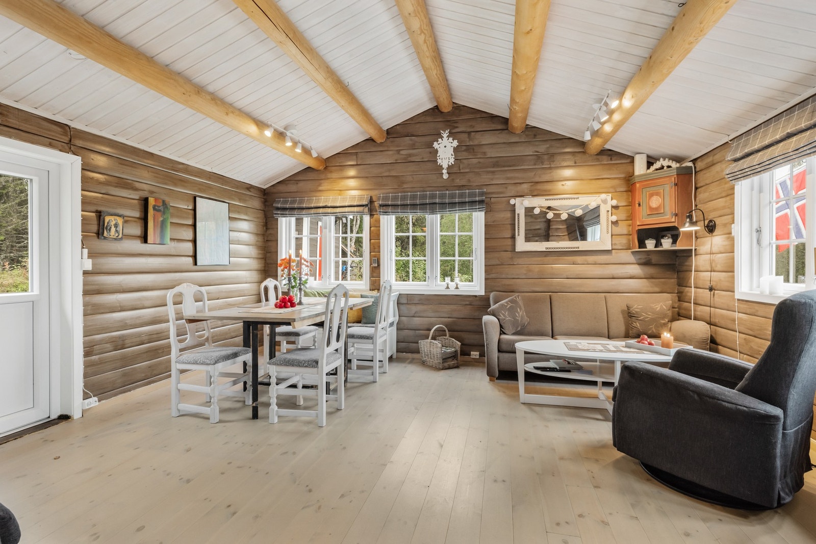 Naturlig og varmt furugulv gir hytta et lunt preg. Lagt nytt i 2020 Galleribilde