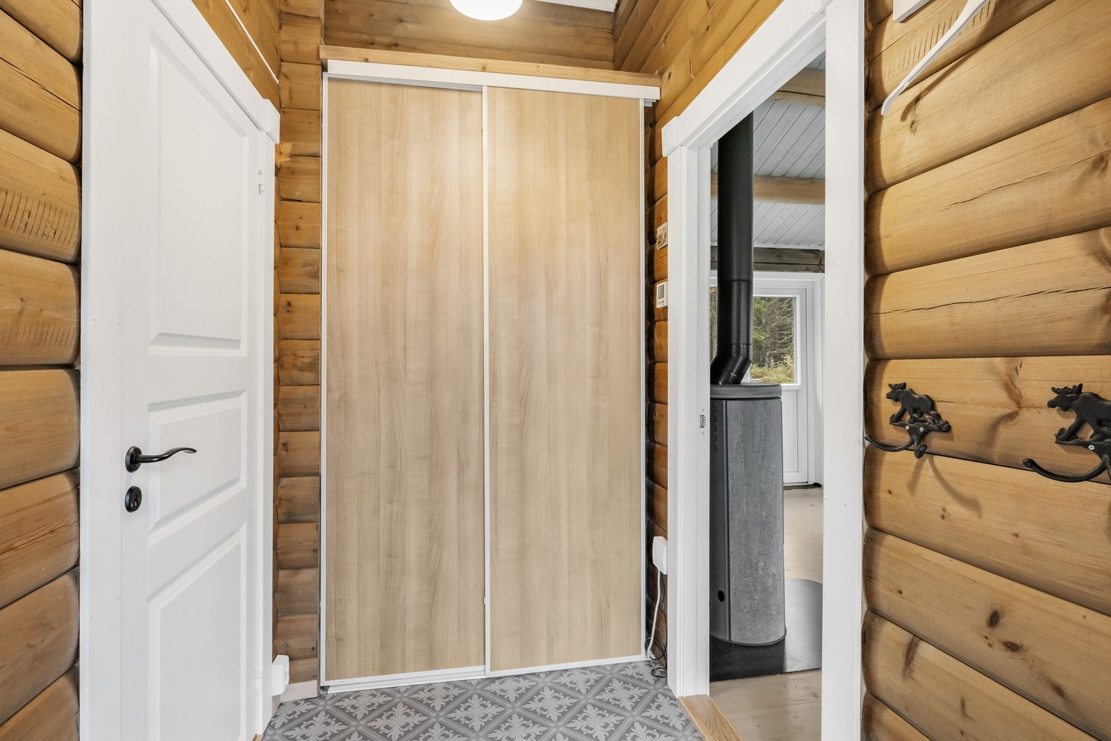 Gang med praktisk garderobeløsning Galleribilde