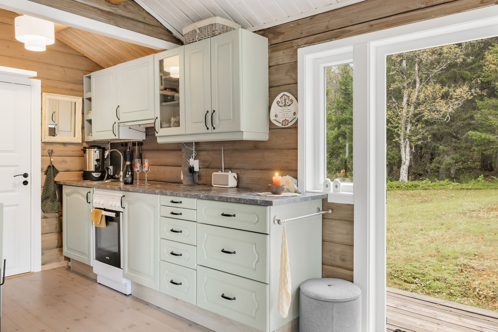 Hytta byr på enkel tilgang til flott natur og trivelige uteområder Galleribilde