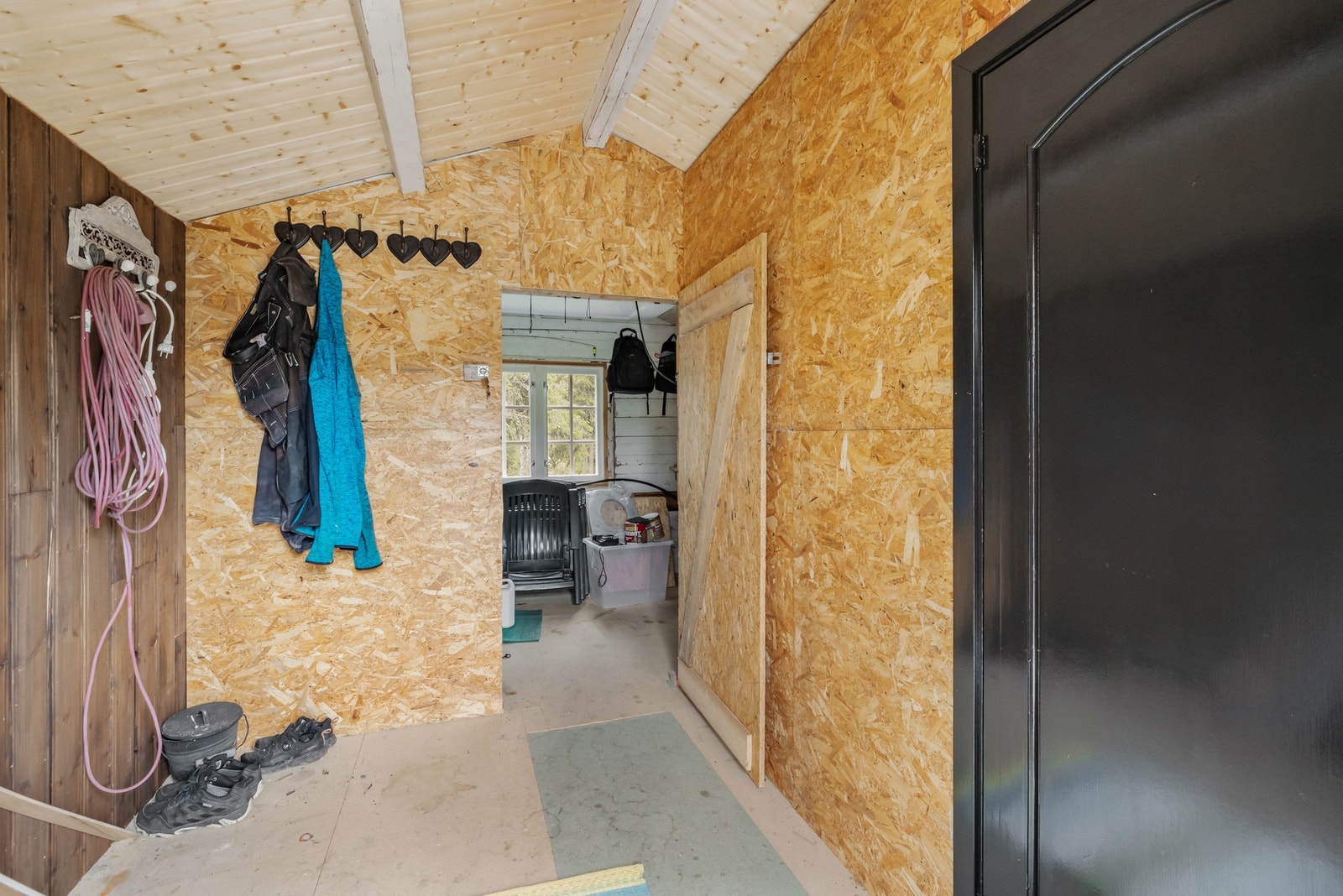 Praktisk uthus som rommer alt det nødvendige som hører hyttelivet til Galleribilde