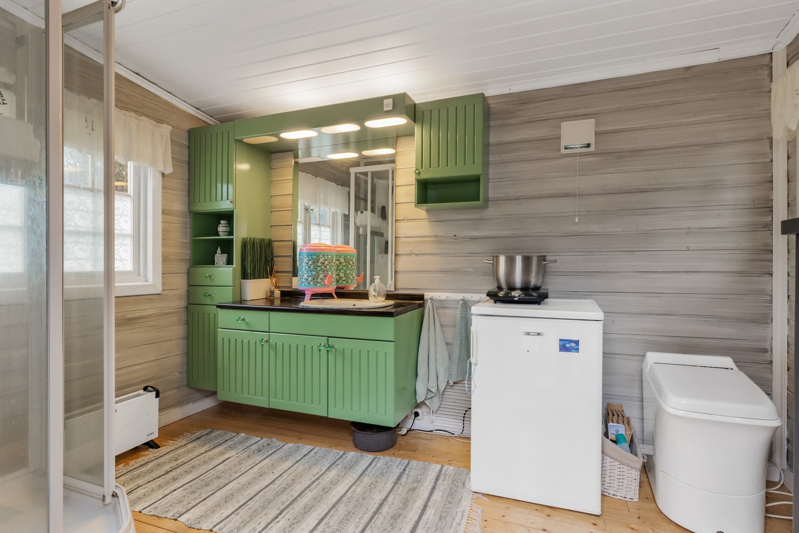 Frittstående hyttebad innredet med forbrenningstoalett og dusjkabinett Galleribilde