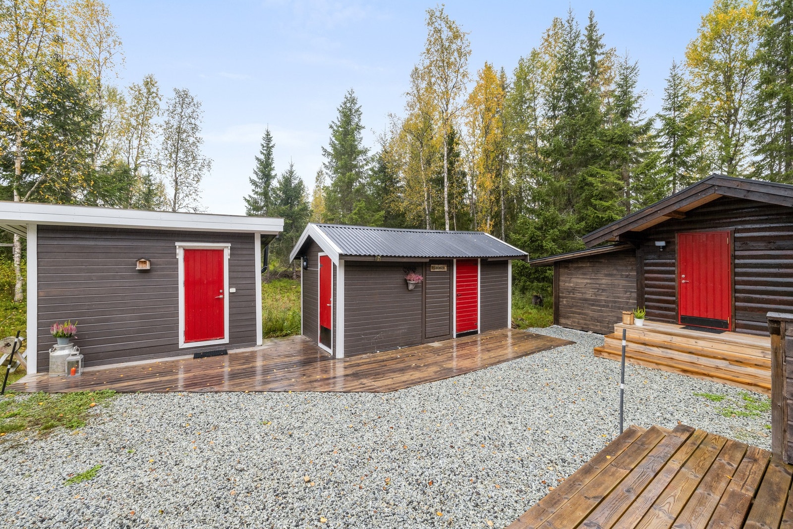 Hyggelig tun med hovedhytte, anneks, uthus og hyttebad Galleribilde