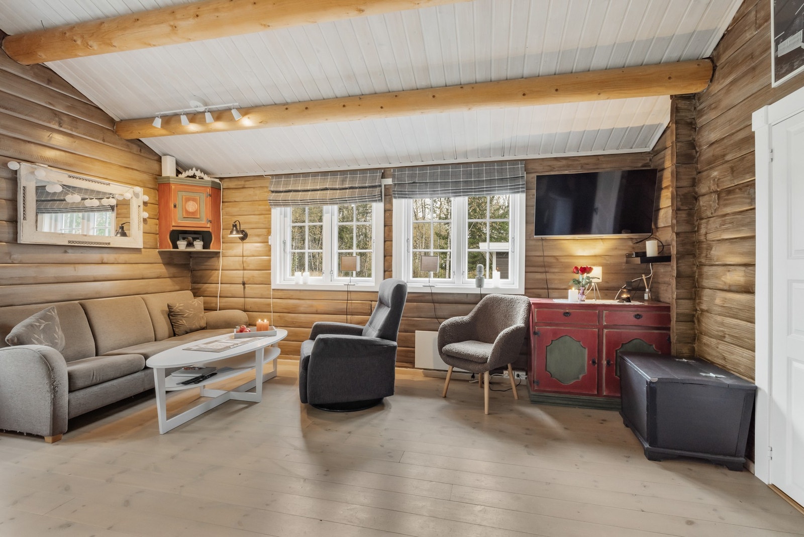 Hytta oppleves romslig og luftig Galleribilde