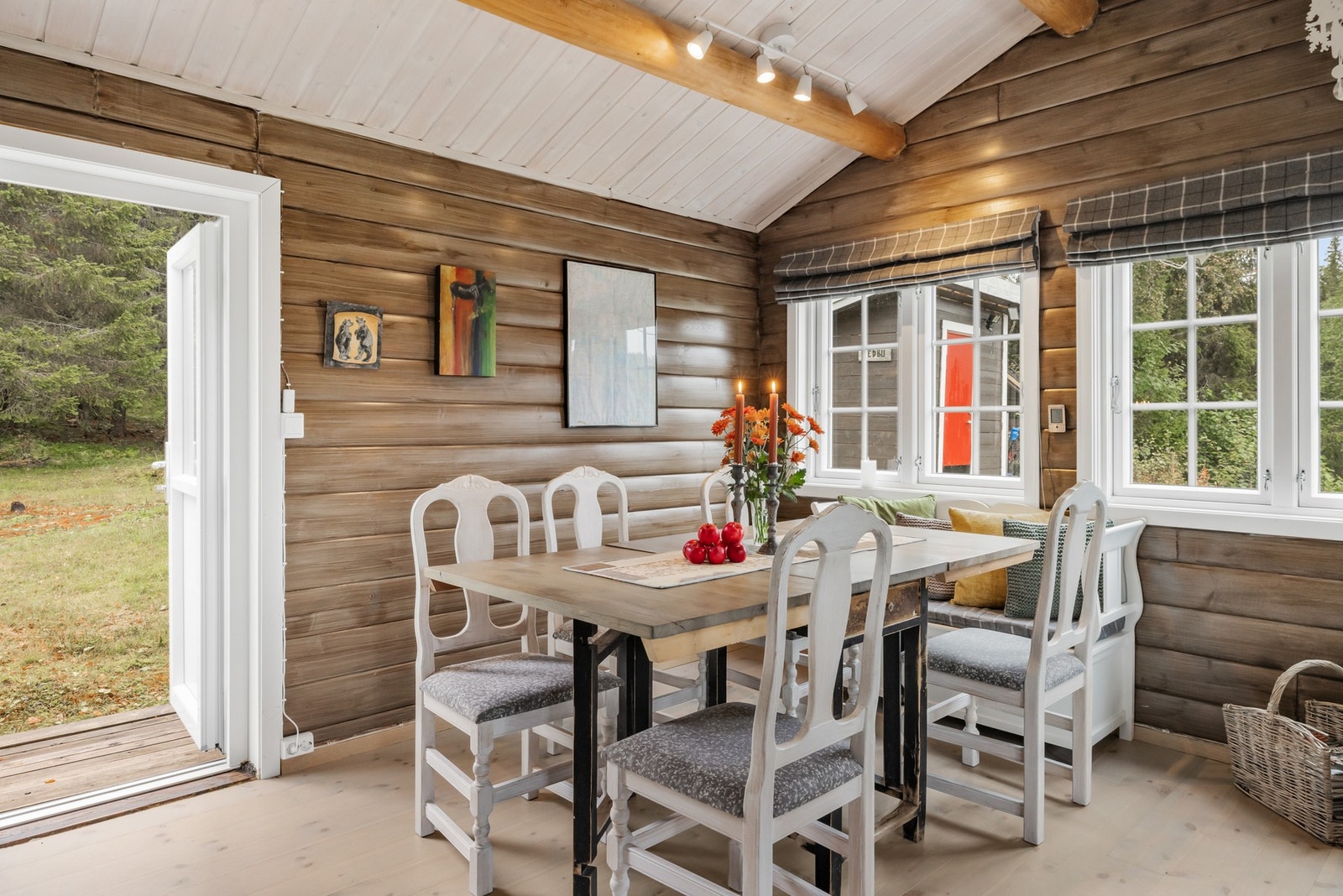 Hyttas hjerte finnes i spisesonen. Nyt god mat og hygge! Galleribilde