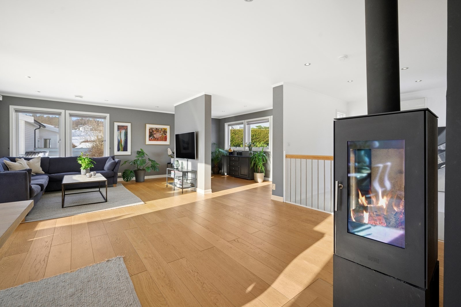 Lys, åpen ogpraktisk planløsning mellom spisestue og stue. Galleribilde