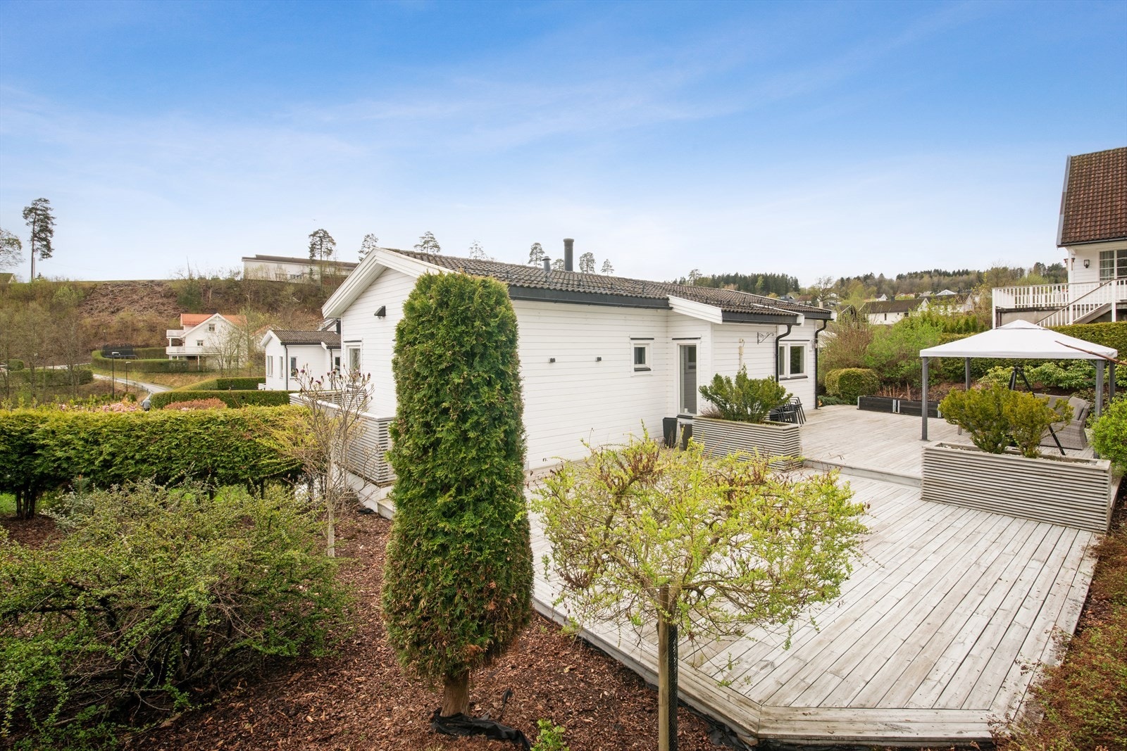 Enebolig i barnevennlige omgivelser i blindvei uten gjennomgangstrafikk. Stille område godt avskjermet fra trafikkstøy. Galleribilde