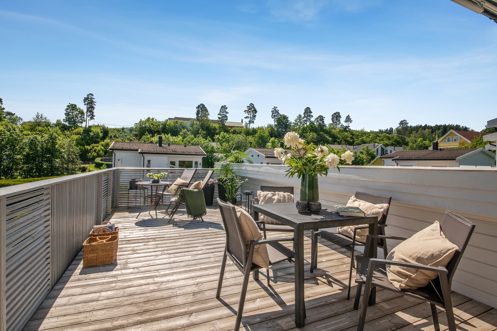 Romslig solterrasse til stor glede på gode og varme sommerdager. Galleribilde