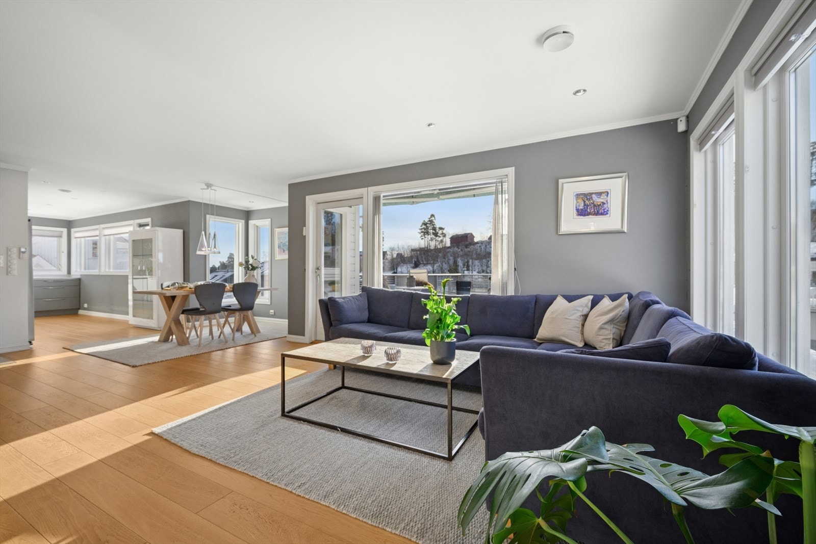 Store vindusflater som gir mye naturlig lysinnslipp og bidrar til en behagelig romfølelse. Galleribilde