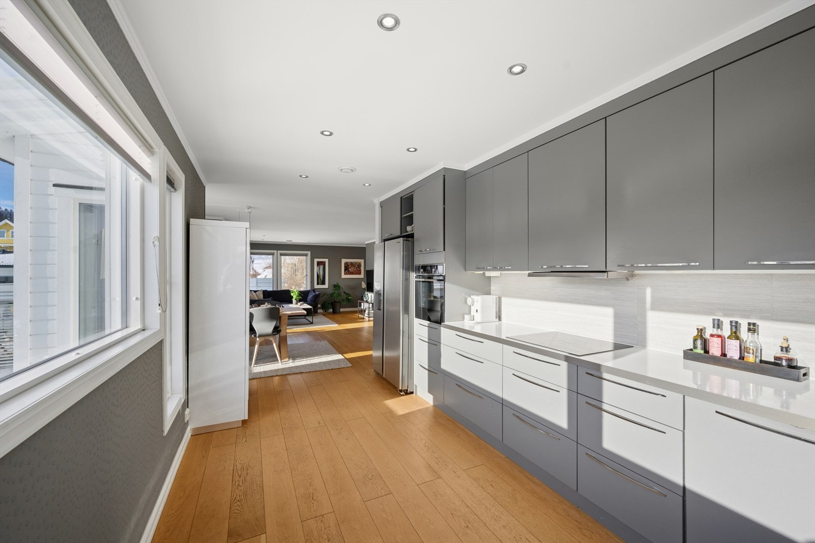 Pent kjøkken med moderne innredning og rikelig med naturlig lys, perfekte stedet for å lage deilige måltider. Galleribilde