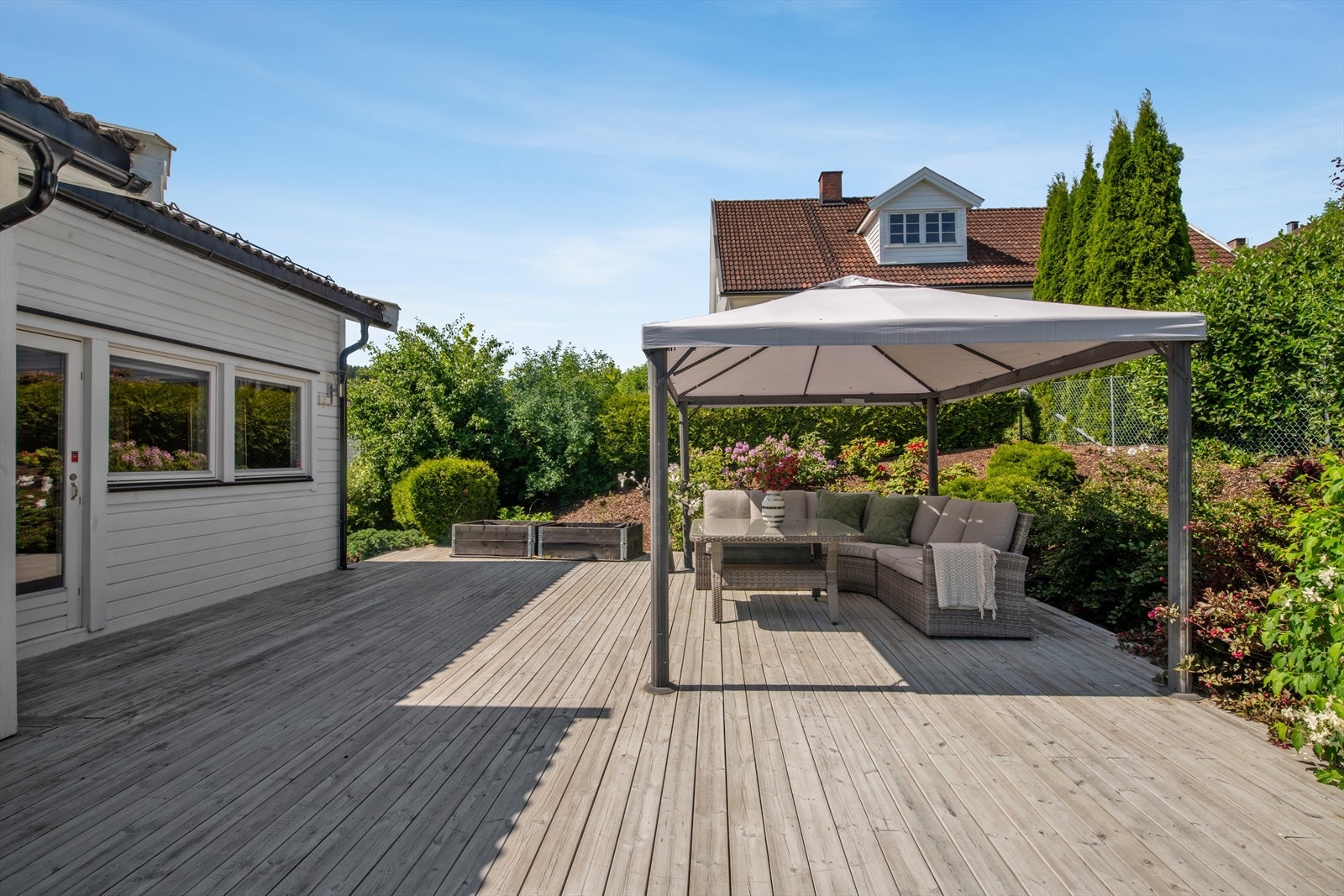 Flott uteplass hvor familien kose seg med gode middager sommers tid. Galleribilde