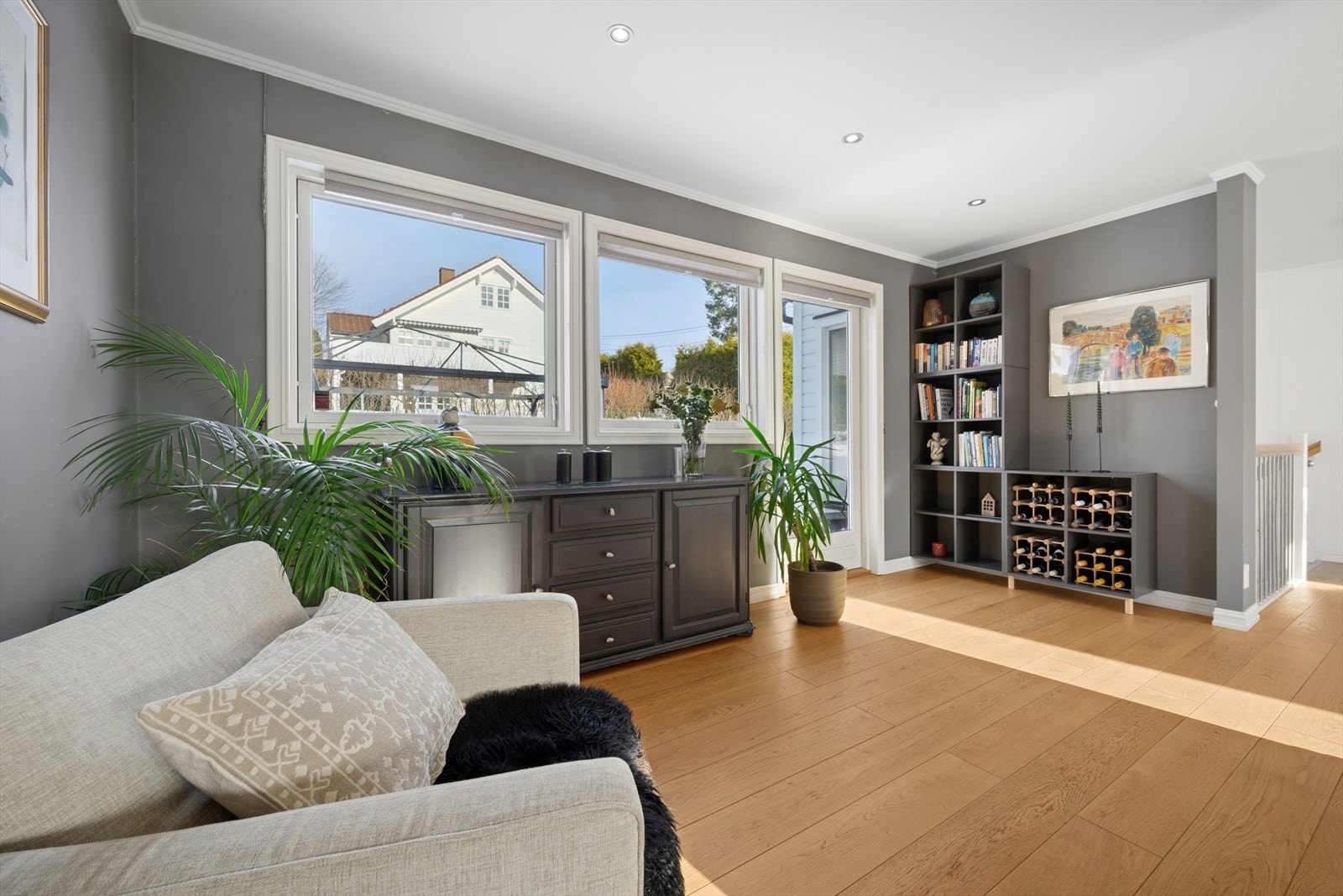 Koselig stue med utgang til solrik balkong. Galleribilde