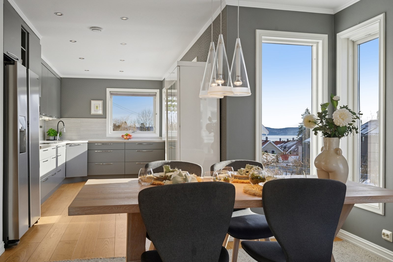 Flott dekket spisebord. Her er det bare å innby familie og gode venner til sosialt samvær. Galleribilde