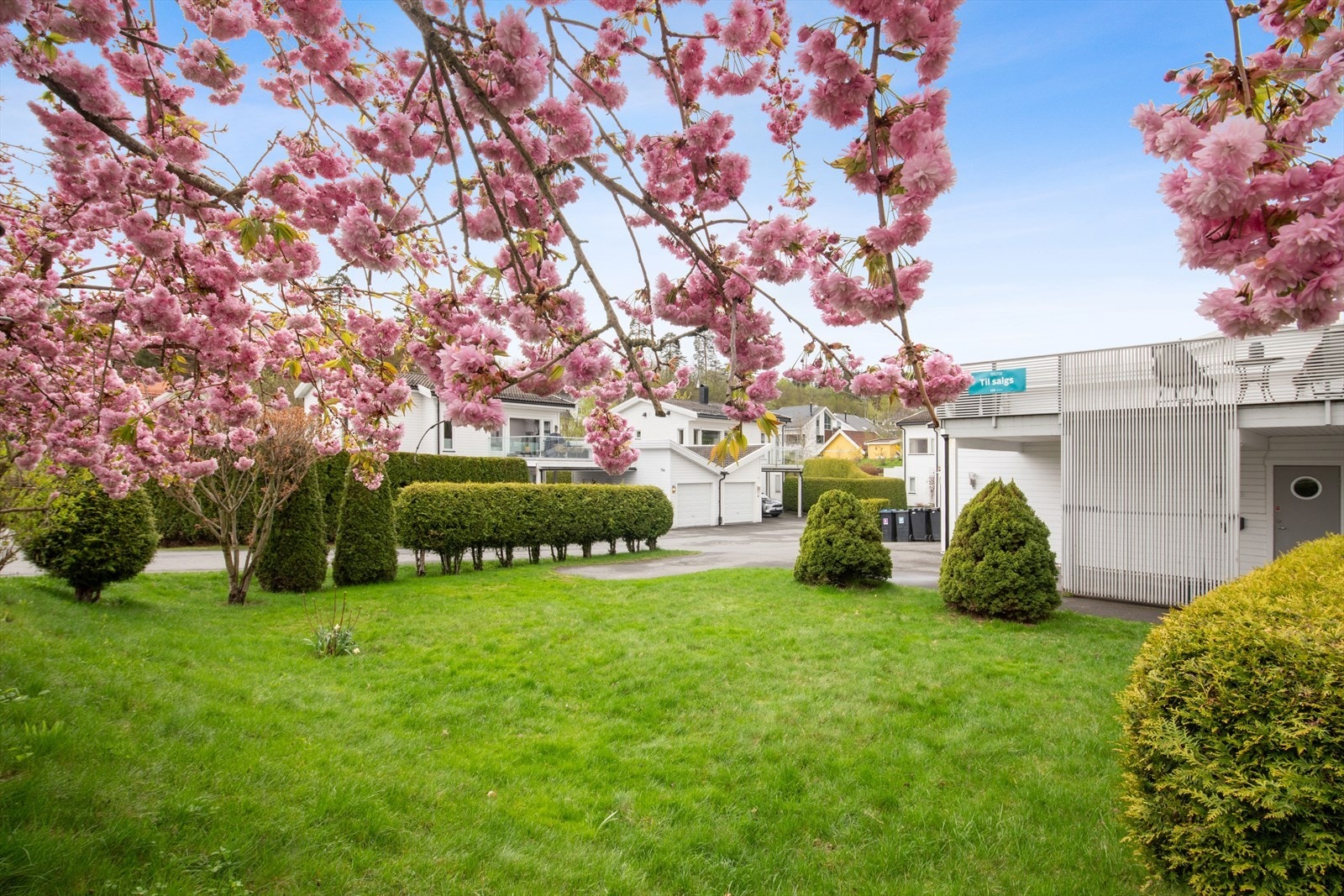 Lettstelt og meget pent opparbeidet hage på 715 m². Galleribilde