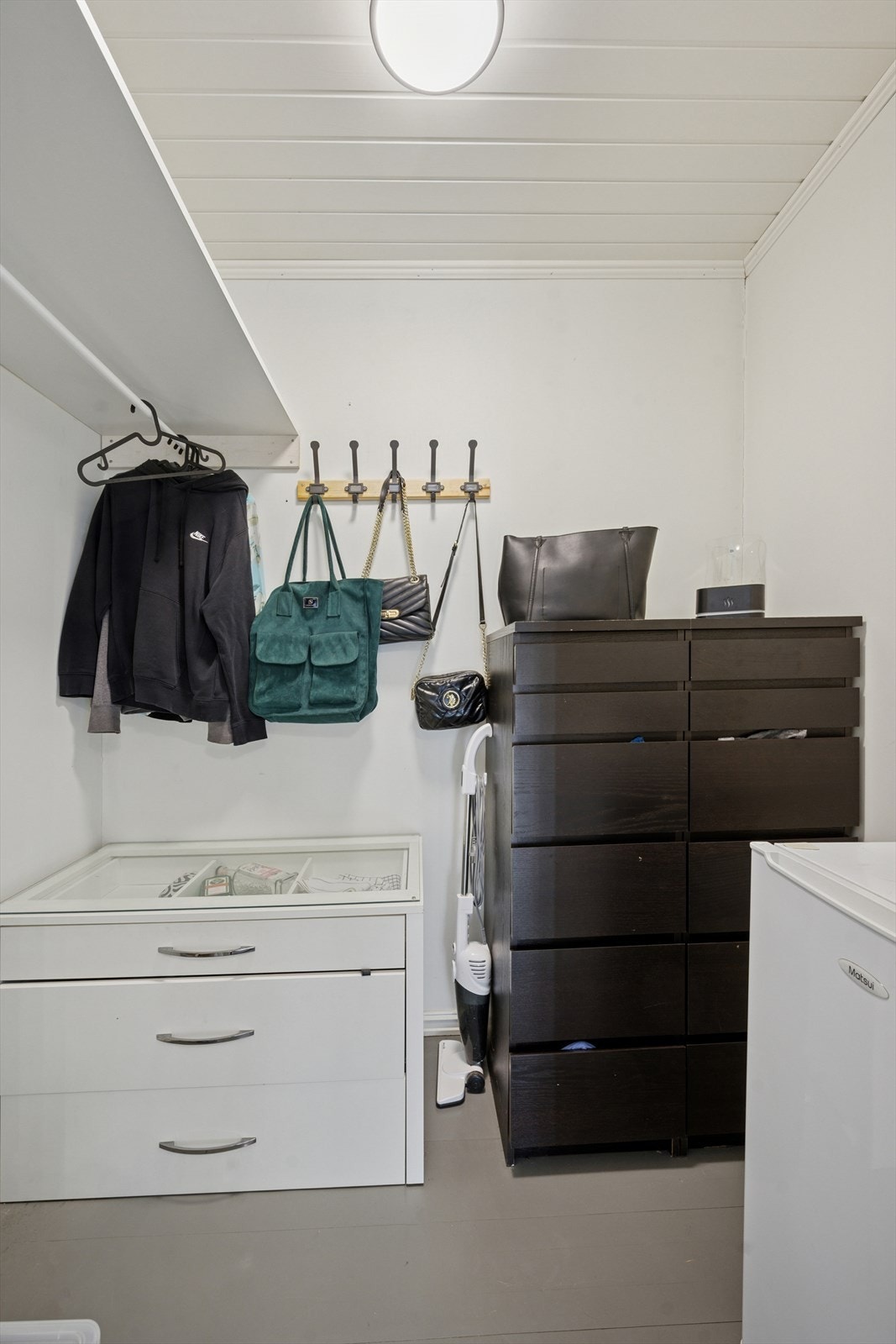 Garderoberom i hybel med god lagringsplass. Galleribilde