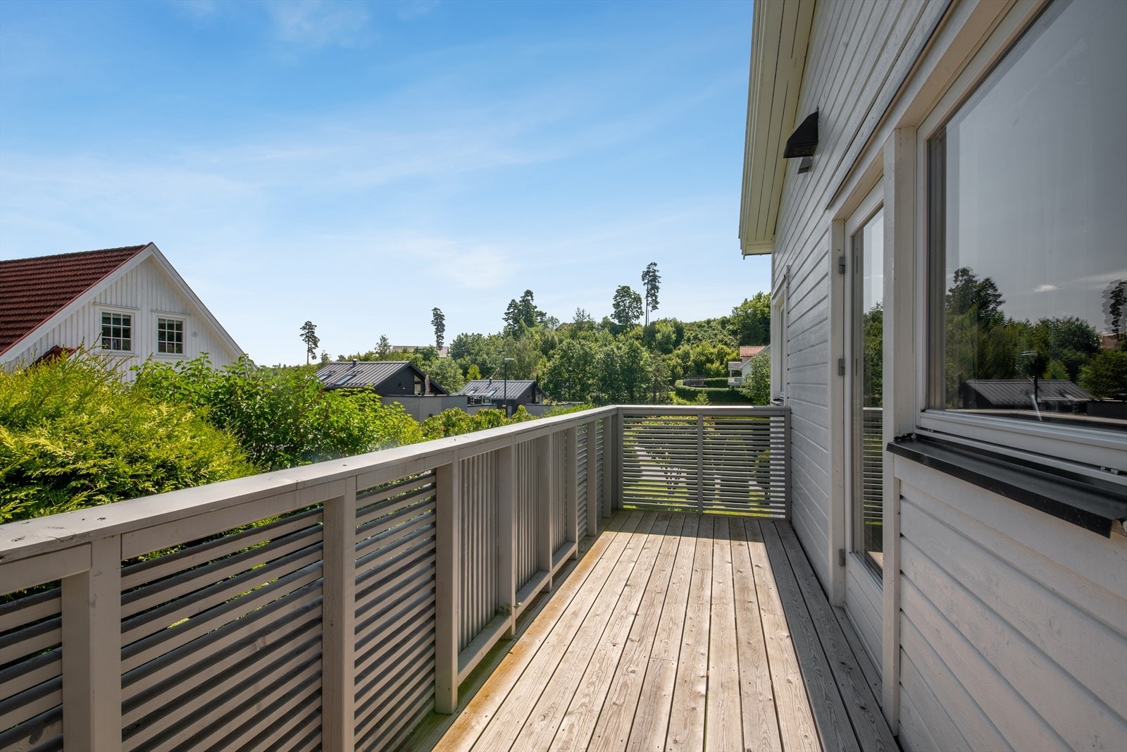 Balkong med fin utsikt til det koselige boligområdet som omgir eiendommen. Galleribilde