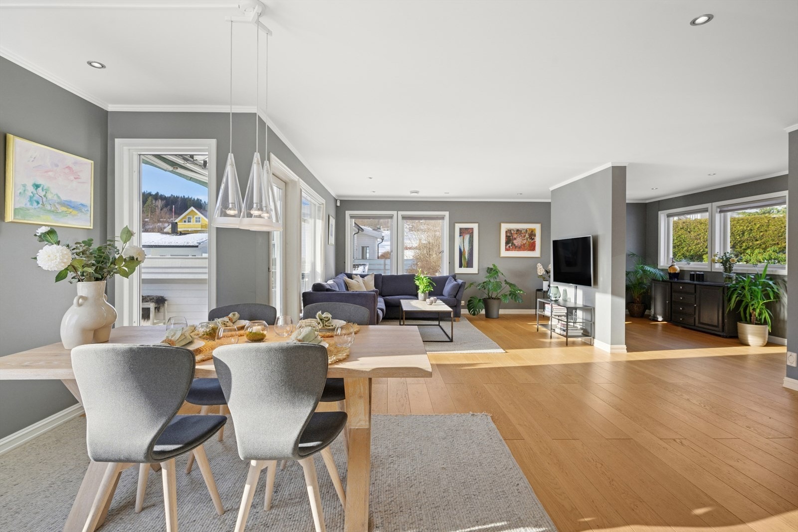 Her er plass til både sofagruppe spisegruppe som du kan dekke på og invitere inn til sosiale sammenkomster og hyggelige måltider. Galleribilde