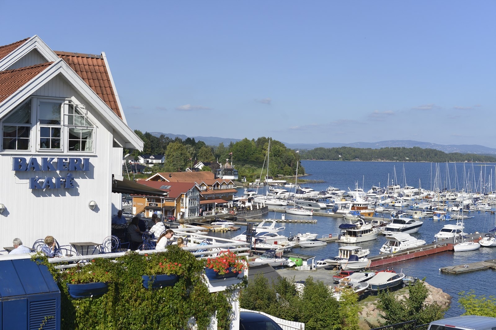 Vollen er et koselig og passe stort tettsted ved fjorden, cirka tre mil syd for Oslo. Her finner du butikker (søndagsåpne), spisesteder, museum, galleri, båthavner, badestrender, mange turmuligheter og aktivitetstilbud. Galleribilde
