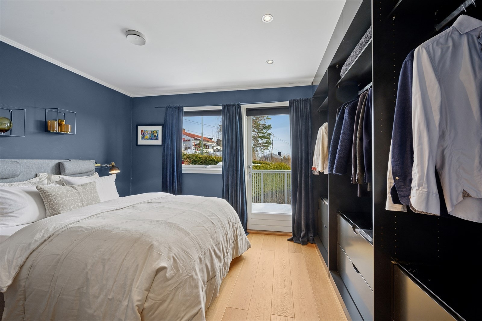 Romslig soverom 1. etg. malt i dus og tidsriktig farge som gir rommet en god atmosfære. Flott garderobeløsning! Galleribilde