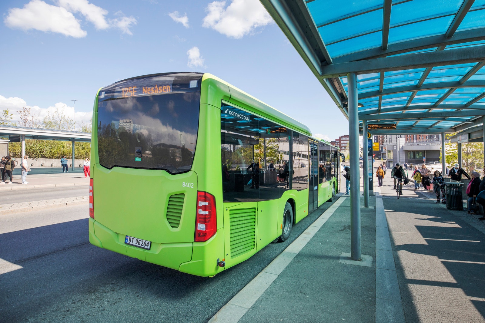 Busstopp rett utenfor bygget. Galleribilde