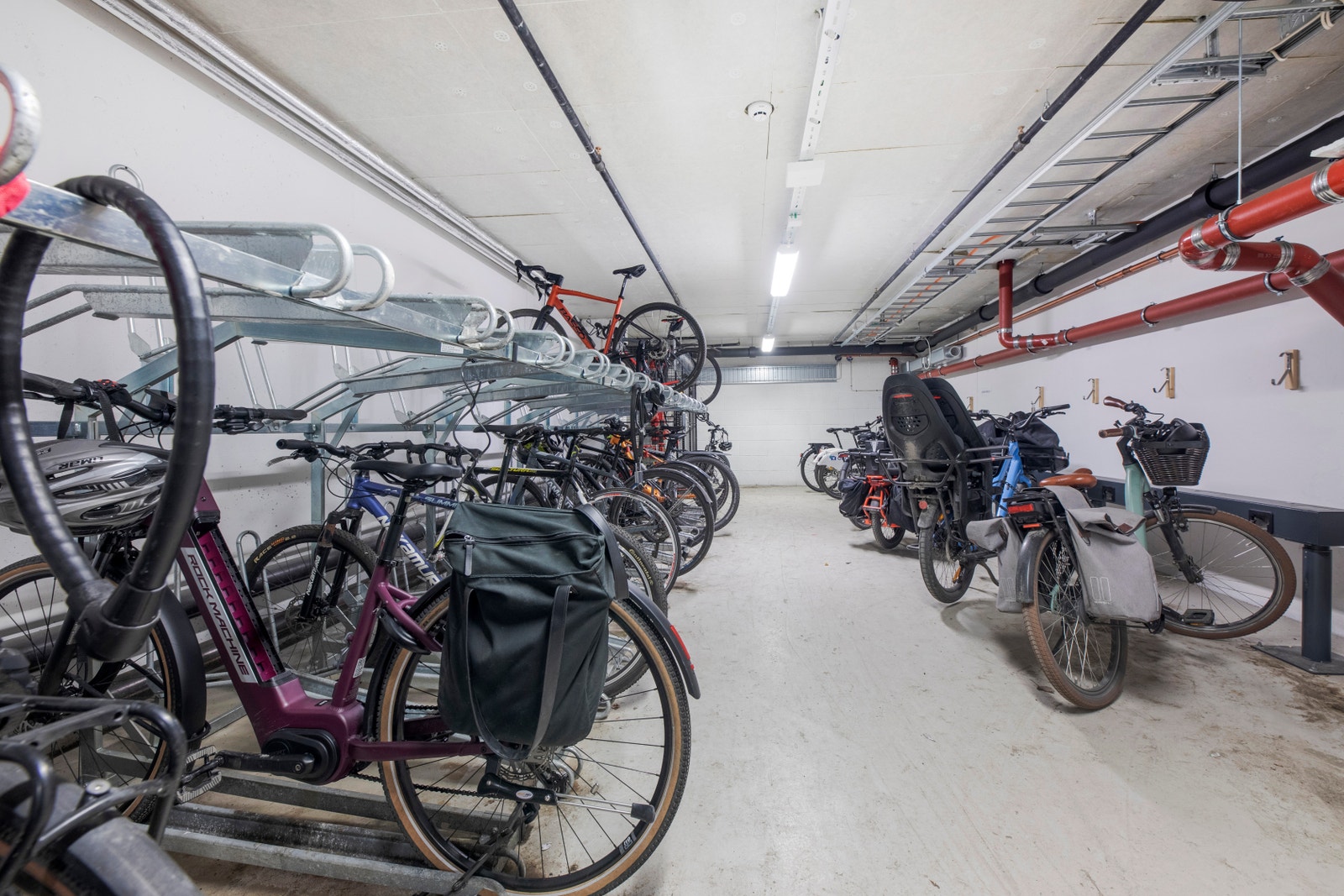 Sykkelparkering i kjeller. Galleribilde