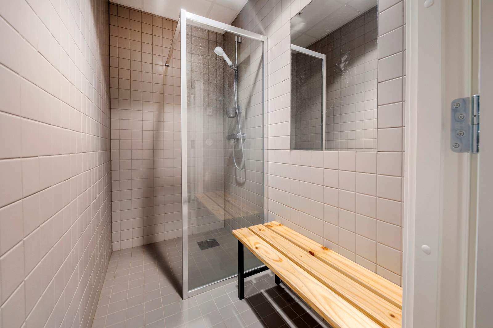 Dusj & garderobe i kjeller. Galleribilde