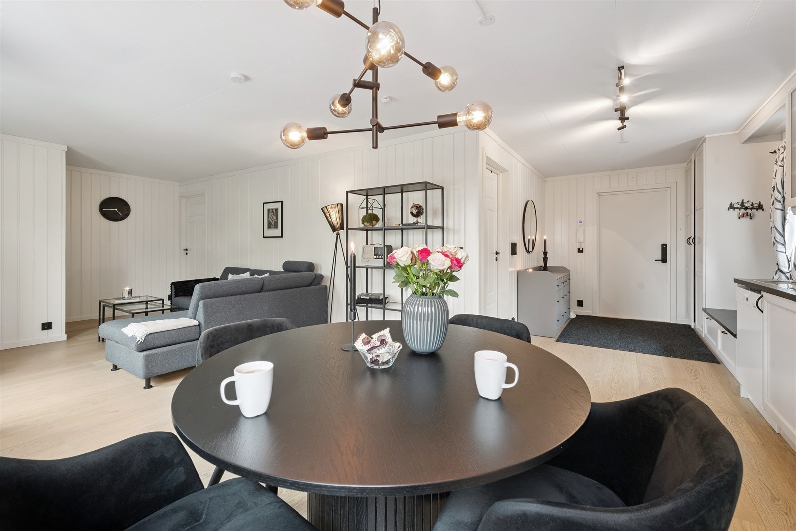 En praktisk leilighet med plass til det mest nødvendige. Galleribilde