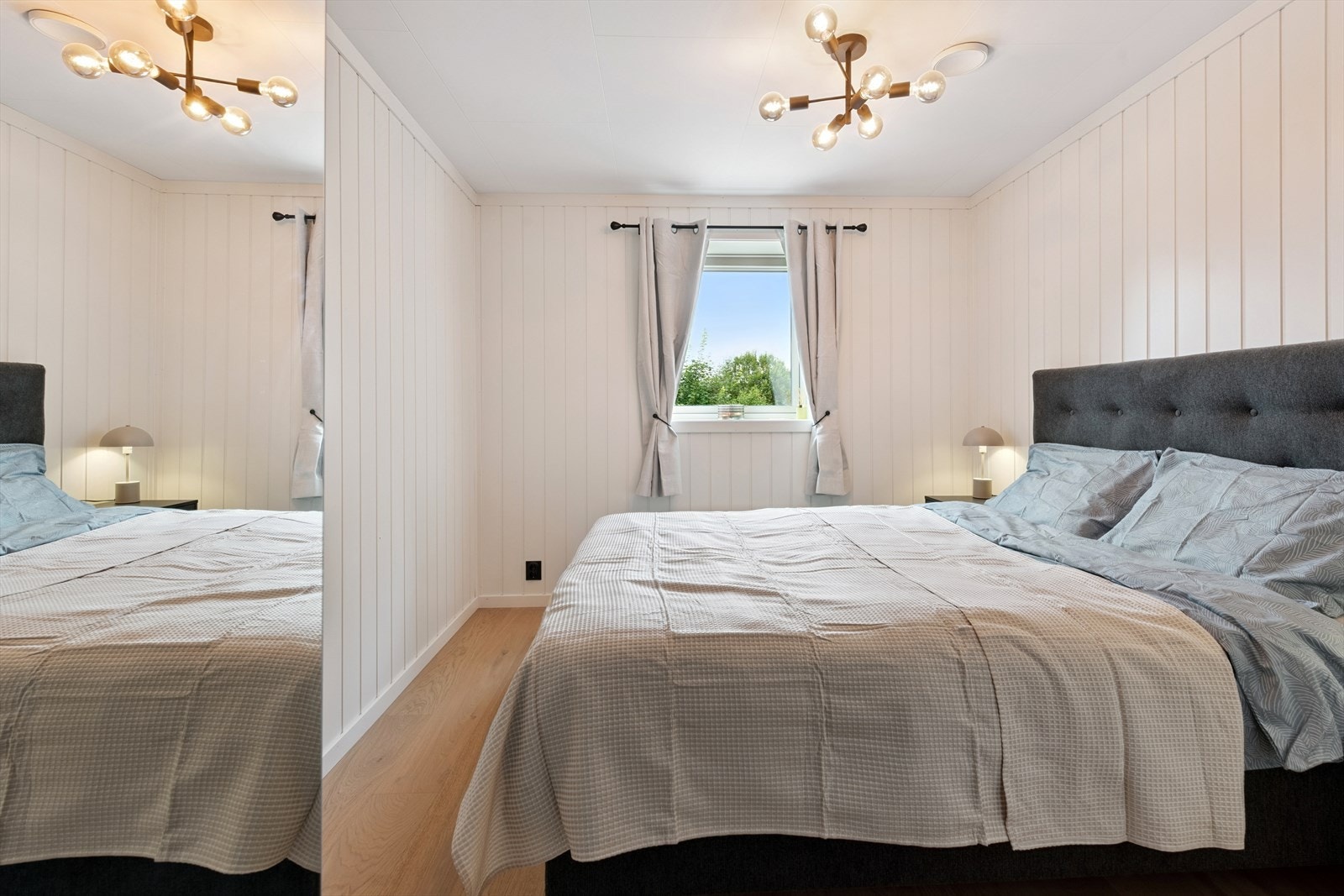 Soverommet har garderobeskap med speilfront. Galleribilde